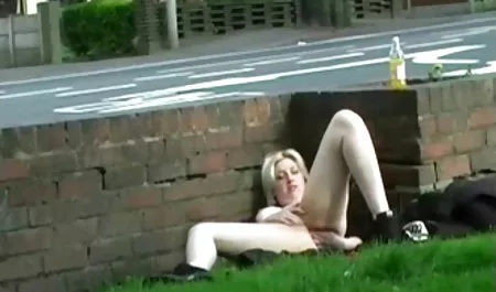 양귀비는 의붓 성별을 가진 성숙한 여성 우크라이나 딸 황색 돌을 손톱