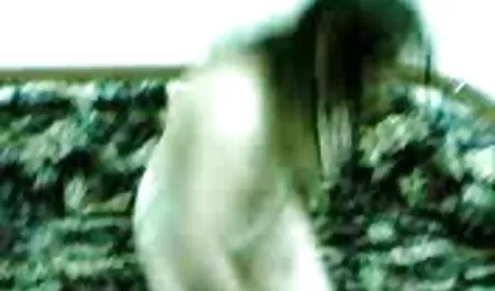 가슴이 갈색 머리 섹시한중년여성으로 좋은 천연 가슴 성숙하지 않고 팬티
